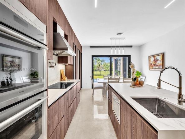 1021 NW 115th Ave, Plantation FL 33323