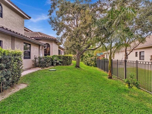 1021 NW 115th Ave, Plantation FL 33323