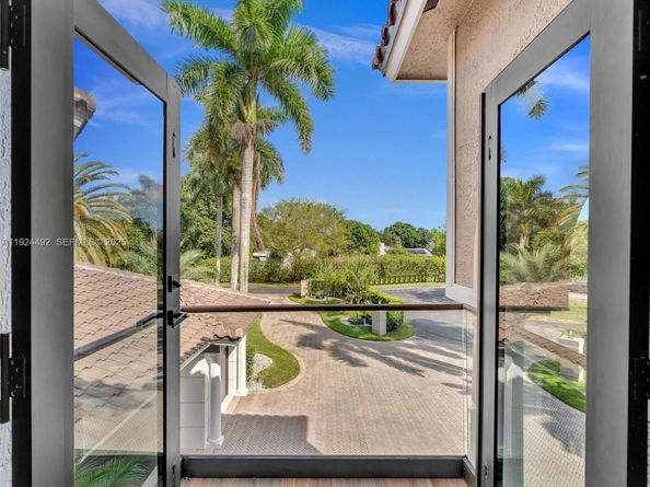 1021 NW 115th Ave, Plantation FL 33323