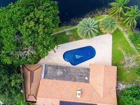 9881 SW 1st Ct, Plantation FL 33324