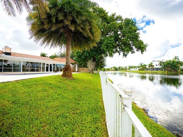 9881 SW 1st Ct, Plantation FL 33324