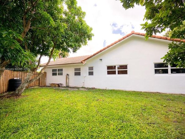 9881 SW 1st Ct, Plantation FL 33324