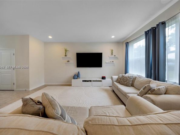 932 Banyan Dr, Hollywood FL 33021