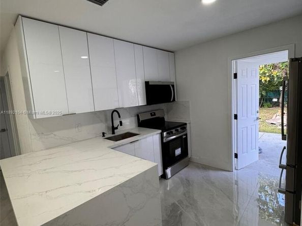 13720 NW 4th Ct, North Miami FL 33168