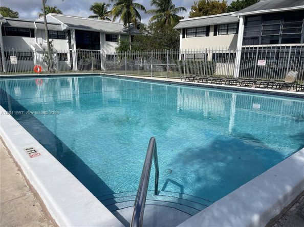 911 NE 199th St 10214, Miami FL 33179