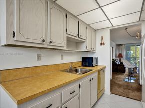 2900 NW 48th Ter 402, Lauderdale Lakes FL 33313