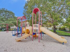 218 NW 75th Ter, Plantation FL 33317