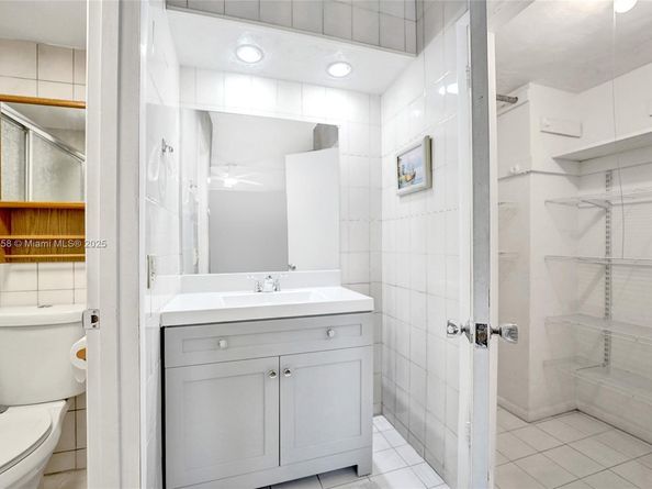 455 Paradise Isle Blvd 104, Hallandale Beach FL 33009