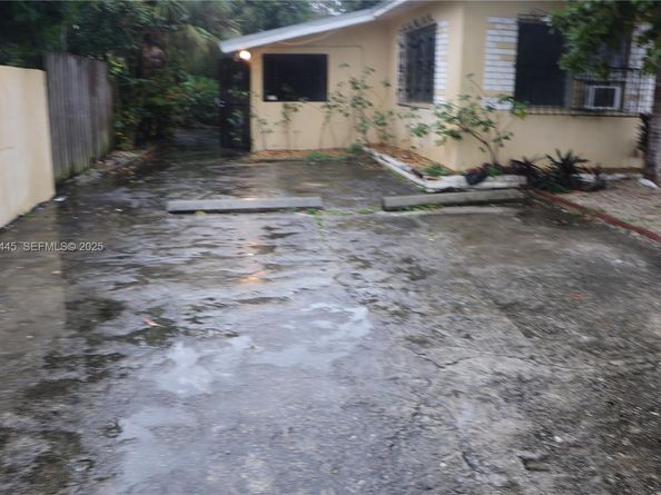 836 NW 101st St, Miami FL 33150