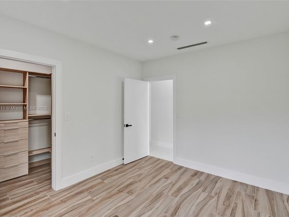 1840 NE 199th St, Miami FL 33179