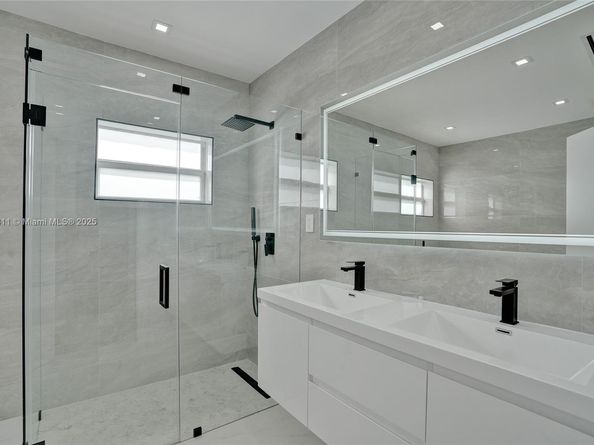 1840 NE 199th St, Miami FL 33179