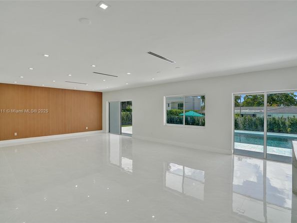 1840 NE 199th St, Miami FL 33179