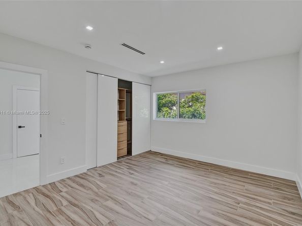 1840 NE 199th St, Miami FL 33179