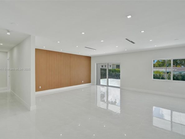 1840 NE 199th St, Miami FL 33179