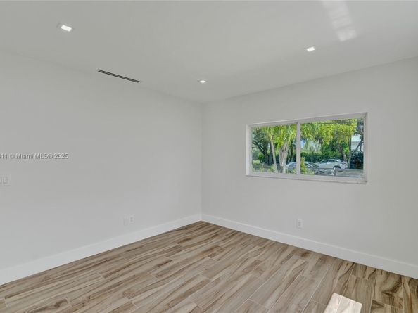 1840 NE 199th St, Miami FL 33179