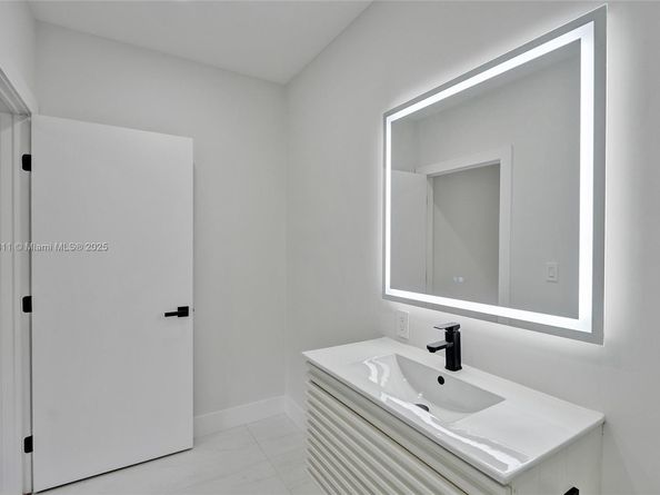 1840 NE 199th St, Miami FL 33179