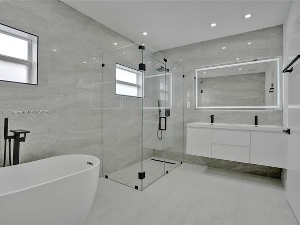 1840 NE 199th St, Miami FL 33179