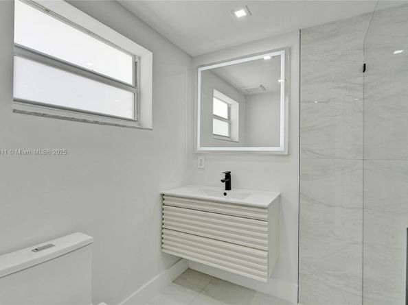 1840 NE 199th St, Miami FL 33179