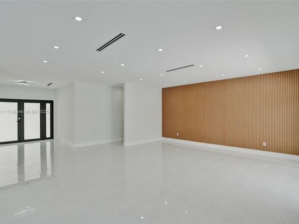 1840 NE 199th St, Miami FL 33179