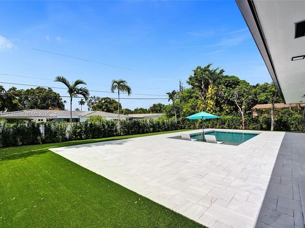 1840 NE 199th St, Miami FL 33179