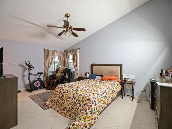 381 NW 102nd Ter, Pembroke Pines FL 33026