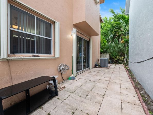 381 NW 102nd Ter, Pembroke Pines FL 33026
