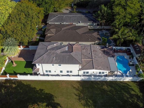 5320 Sunset Dr, Miami FL 33143