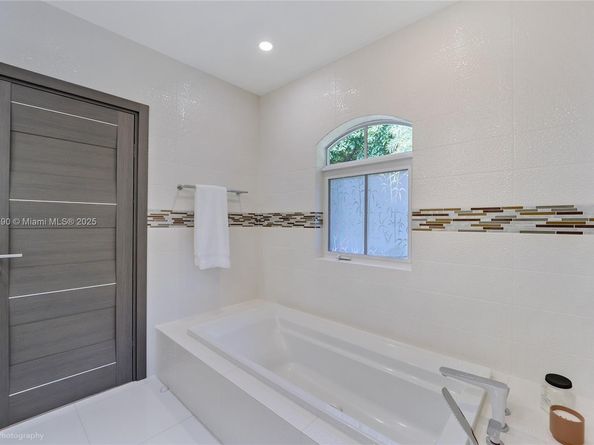 5320 Sunset Dr, Miami FL 33143