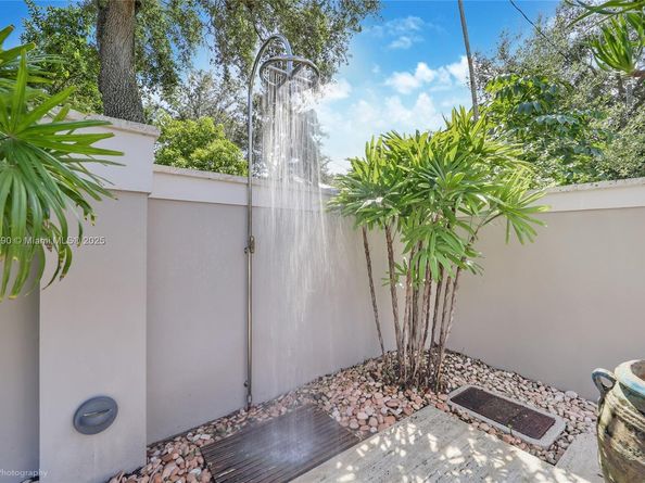 5320 Sunset Dr, Miami FL 33143