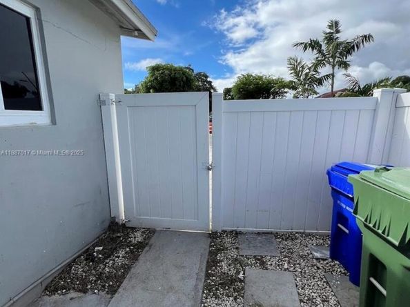 2209 NW 6th St #1, Fort Lauderdale FL 33311
