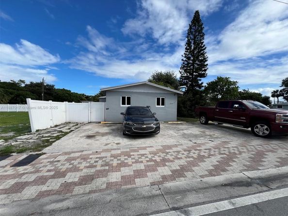 2209 NW 6th St #1, Fort Lauderdale FL 33311