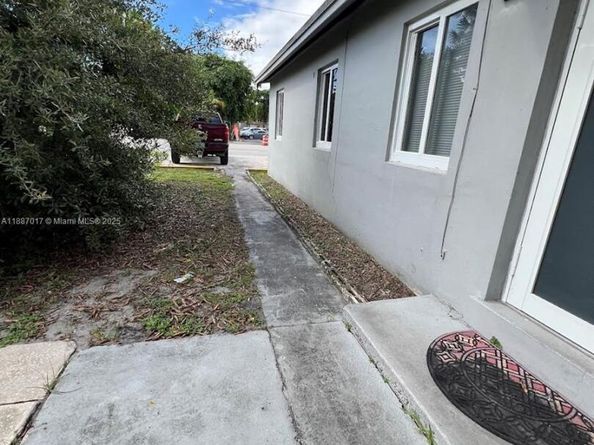 2209 NW 6th St #1, Fort Lauderdale FL 33311
