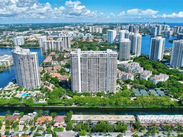 2000 Island Blvd 204, Aventura FL 33160