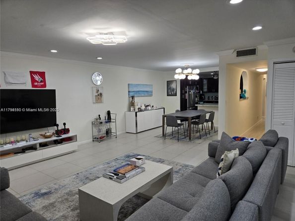 295 Jacaranda Dr 20, Plantation FL 33324
