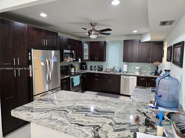 295 Jacaranda Dr 20, Plantation FL 33324
