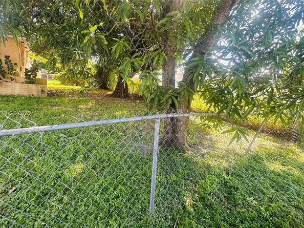 1740 NW 126th St, Miami FL 33167