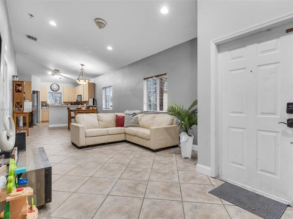 3327 NE 11th Dr, Homestead FL 33033
