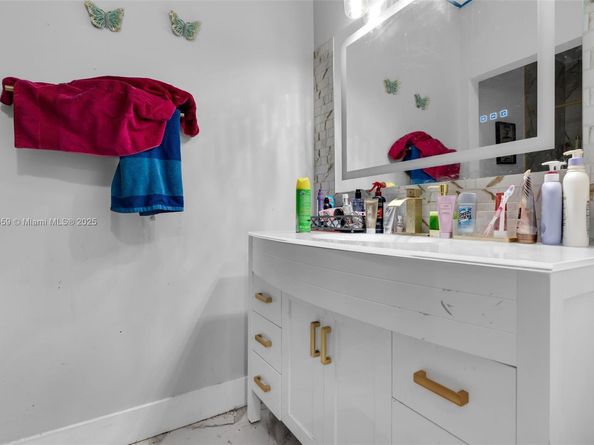 3327 NE 11th Dr, Homestead FL 33033