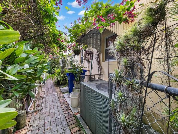 37 NE 44th St, Miami FL 33137