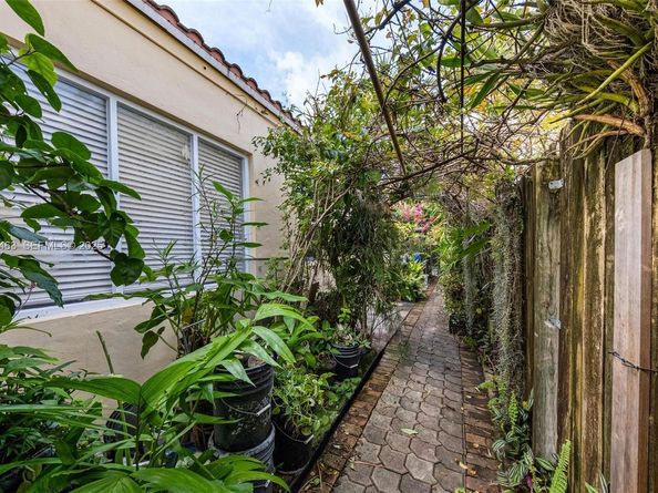 37 NE 44th St, Miami FL 33137