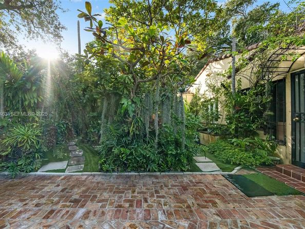 37 NE 44th St, Miami FL 33137