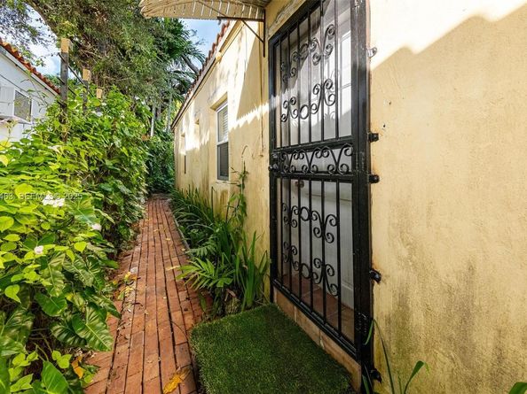 37 NE 44th St, Miami FL 33137