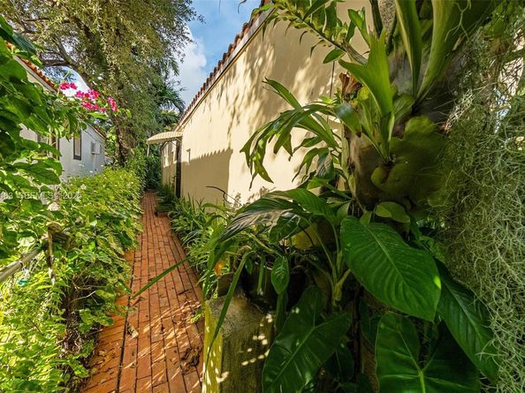 37 NE 44th St, Miami FL 33137