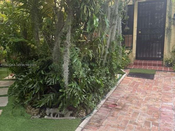 37 NE 44th St, Miami FL 33137