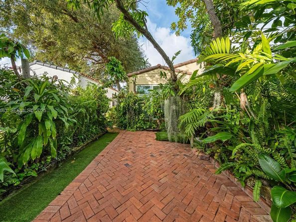 37 NE 44th St, Miami FL 33137