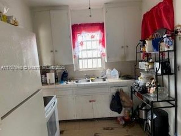2156 NW 32nd St, Miami FL 33142