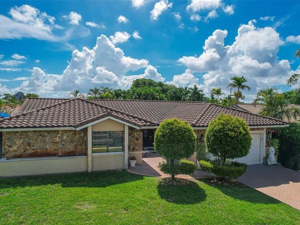 20045 NW 65th Ct, Hialeah FL 33015
