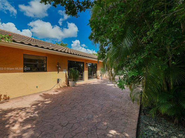 20045 NW 65th Ct, Hialeah FL 33015