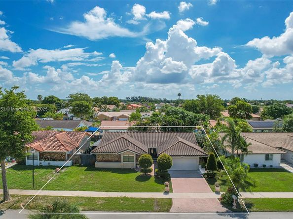 20045 NW 65th Ct, Hialeah FL 33015