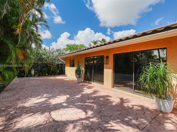 20045 NW 65th Ct, Hialeah FL 33015